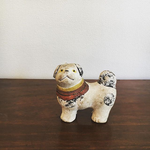 可愛いこの子大切にしてくれる人に買ってもらいたいですが…売れて欲しくないような…・ ️おはようございます。今日も高松は暑くなりそうです。 ・・・#古道具 #犬  #antique #高松