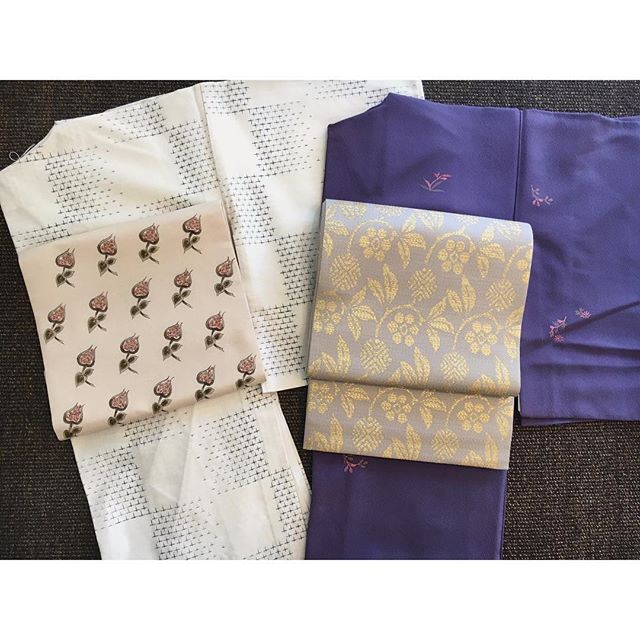 白い紬×可愛い付け帯・紫の飛び柄小紋×美しい草木染めの華蜀織の帯・付け帯は初めて仕入れたのですが、帯結びが面倒な時は簡単に付けられて便利そうですね。・・#着物コーディネート #袋帯 #紬 #小紋